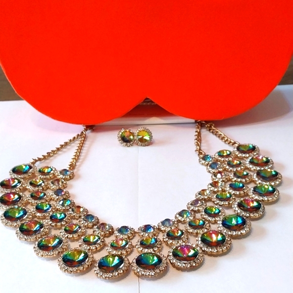 Dirty color. copper gold color surrounded by gorgeous Diamond Stone - Picture 2 of 4